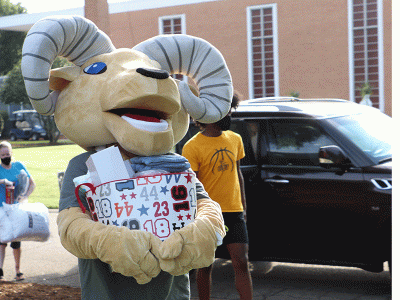 CIU mascot Rambo pitched in to help freshmen get settled in. (Photo by Kierston Smith) 