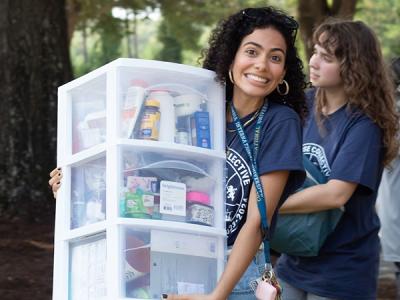 CIU upperclassman Luma Batista assists freshmen and their families on move-in day. (Photo by Macey Drye, CIU Student Photographer)