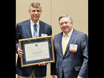 Dr. Steve Baarendse receives Excellence in Teaching Award 